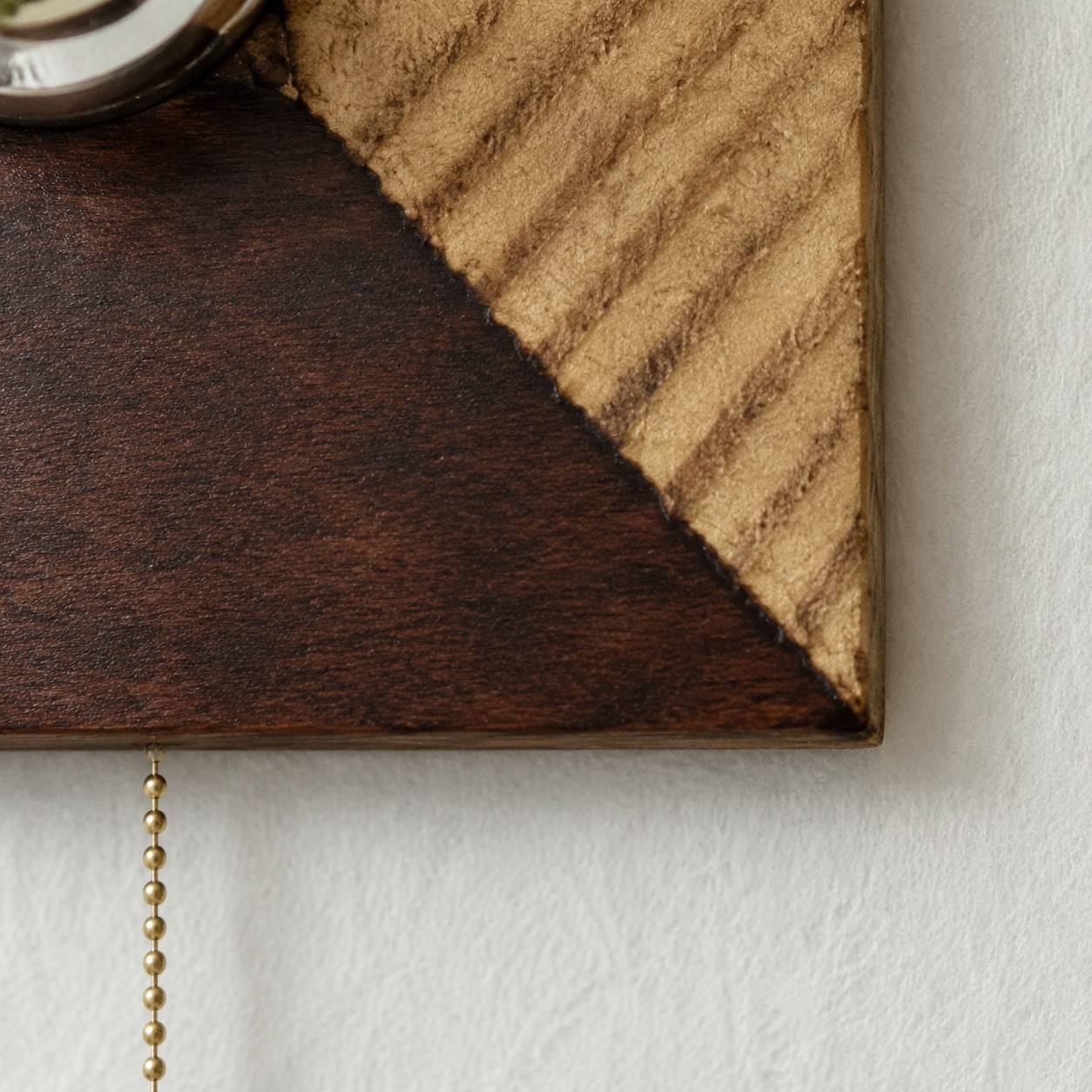 Geometric Resin Wall Light With Metal Pull Chain