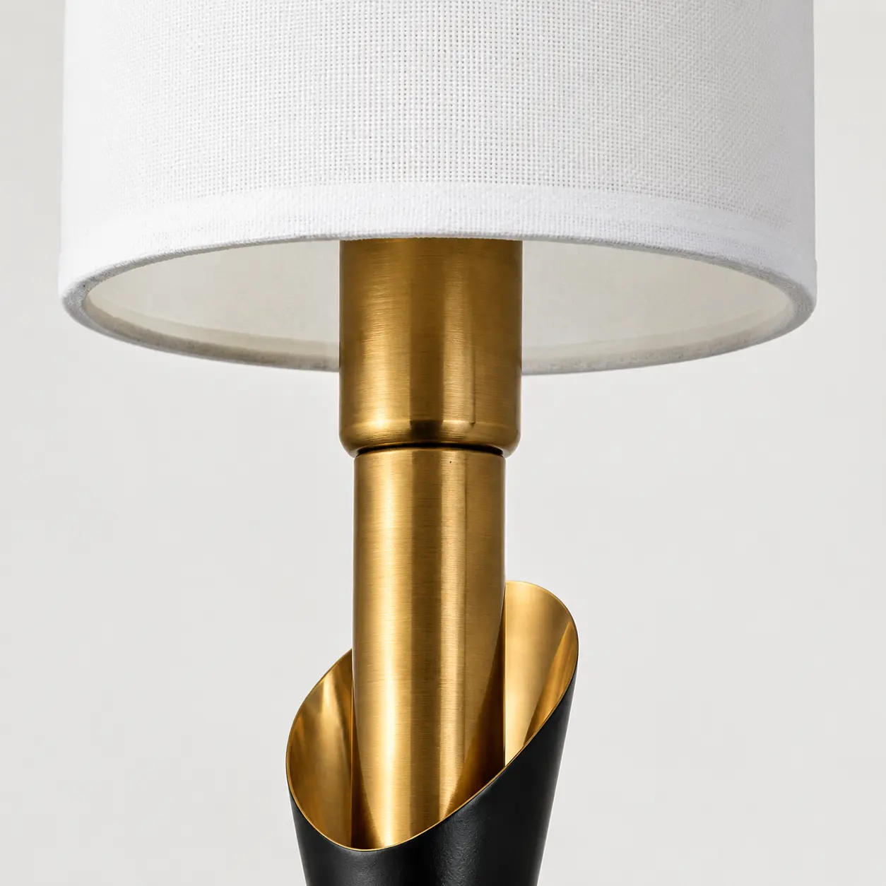 Close-up of the wall plate and lamp arm connection