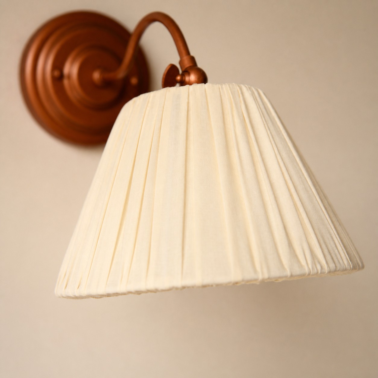 Cream pleated shade profile close-up